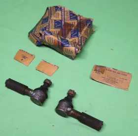 1393396 General Motors Nos 1942-1948 Buick Pair Right And Left Tie Rod End Ends