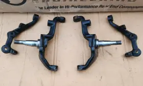 3855005 Gm 1965-68 Chevy Impala Lh And Rh Wheel Hub Spindles With Steering Arm Knuckles Oem